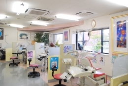 竹内歯科クリニック　明るくやわらかな印象の診察室