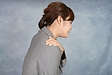 巻き肩やガチガチに固まった肩甲骨の動きを開放し、呼吸をしやすくする「小胸筋ストレッチ」