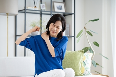 肩の外旋とは？腕を真横から上げると90度で詰まる方へ｜胸と肩の前をゆるめる3つのストレッチ【肩の動きシリーズ②】