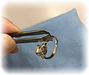 ＜修理：指輪地金肉足し・サイズ直し＞某宝石店のセールで購入したプラチナパールリング。サイズ直しした跡が裂けて変形しています。