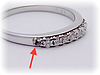 ＜修理：宝石が外れた＞一文字デザイン、エタニティリングの一番端のダイヤモンドが外れていました。
