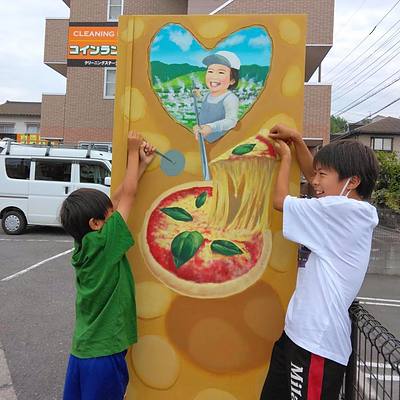 花民の冷凍ピザ自販機壁画制作　空間ペインター芳賀健太
