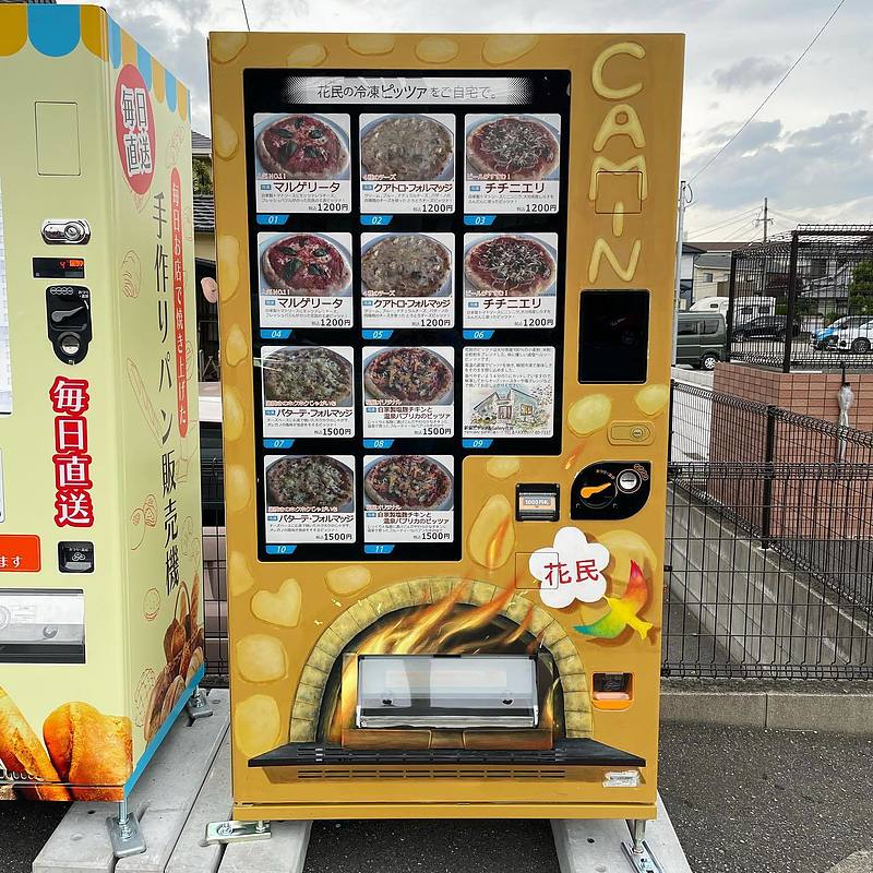 花民の冷凍ピザ自販機壁画制作　空間ペインター芳賀健太