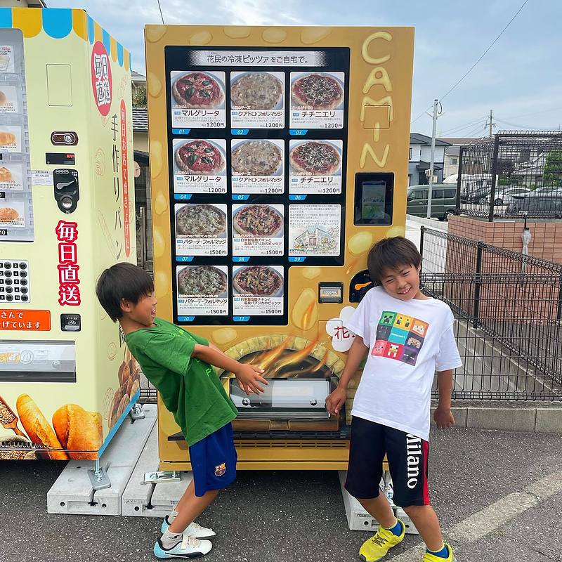 花民の冷凍ピザ自販機壁画制作　空間ペインター芳賀健太