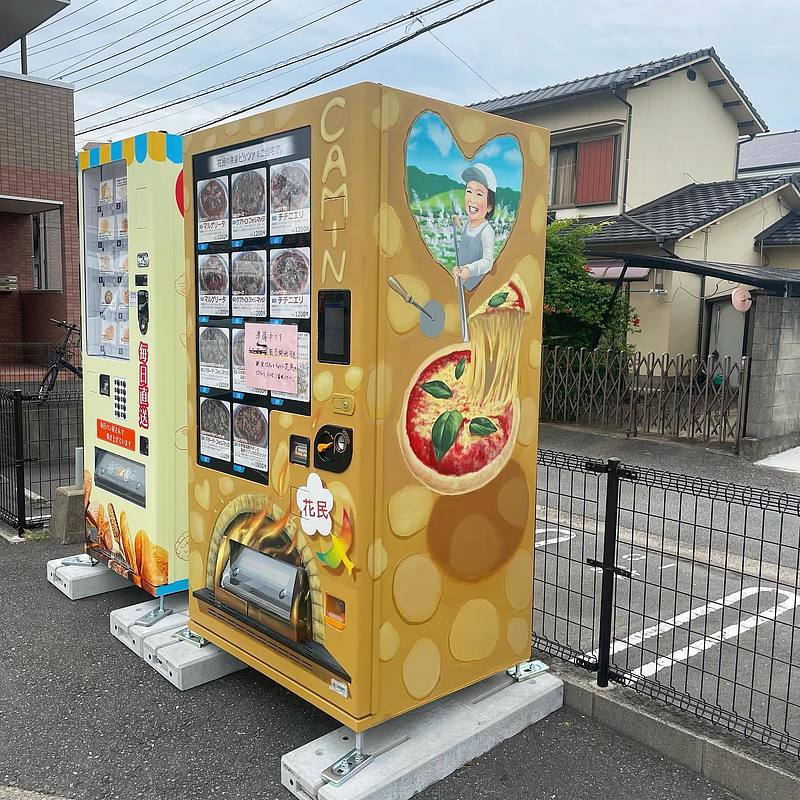 花民の冷凍ピザ自販機壁画制作　空間ペインター芳賀健太