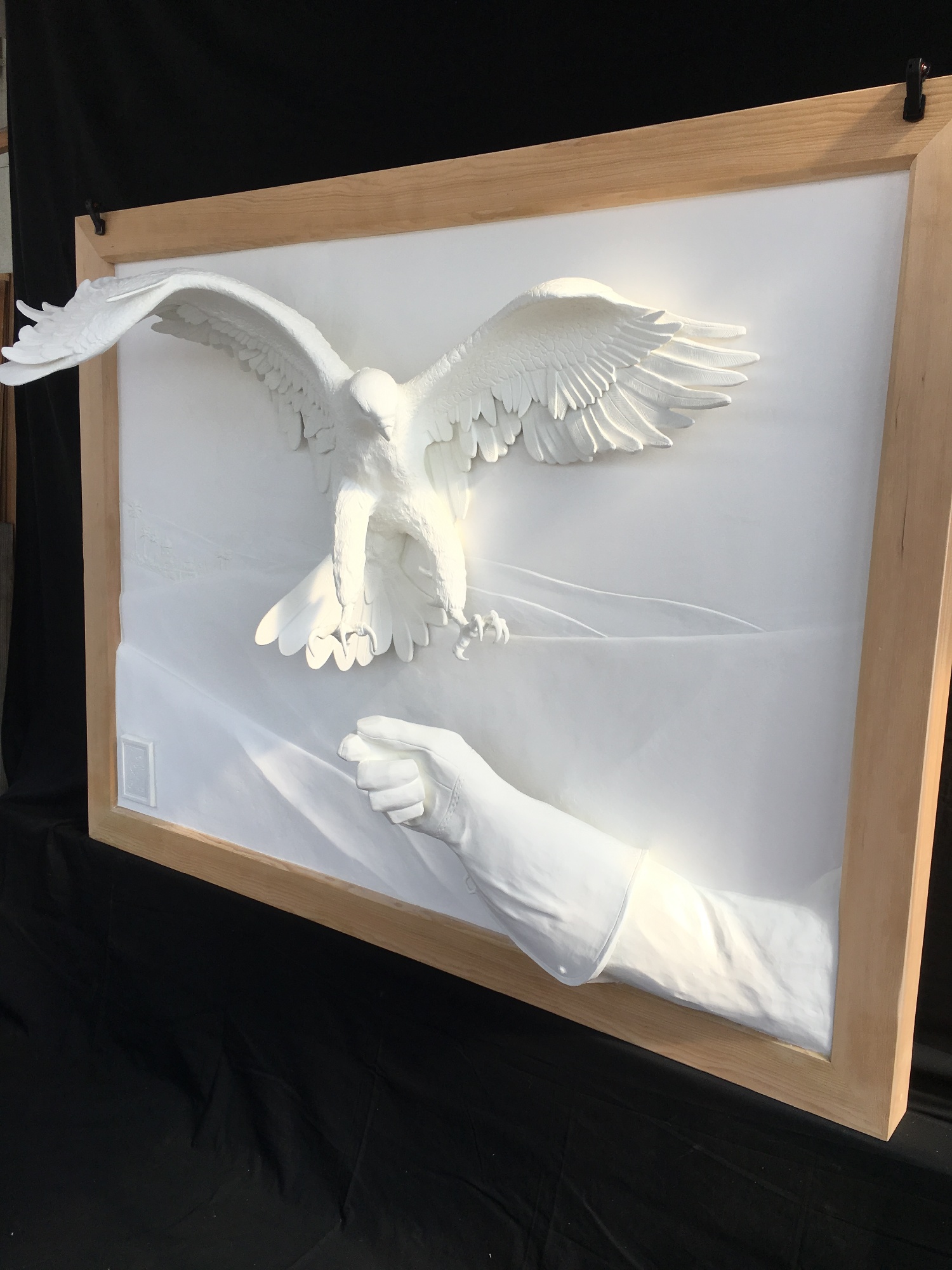 向かって右から見た感じです。