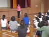 小学校のPTA研修会で、先生も一緒に姿勢が良くなる体操