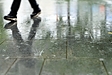 雨で濡れた靴を早く乾かすための良い方法