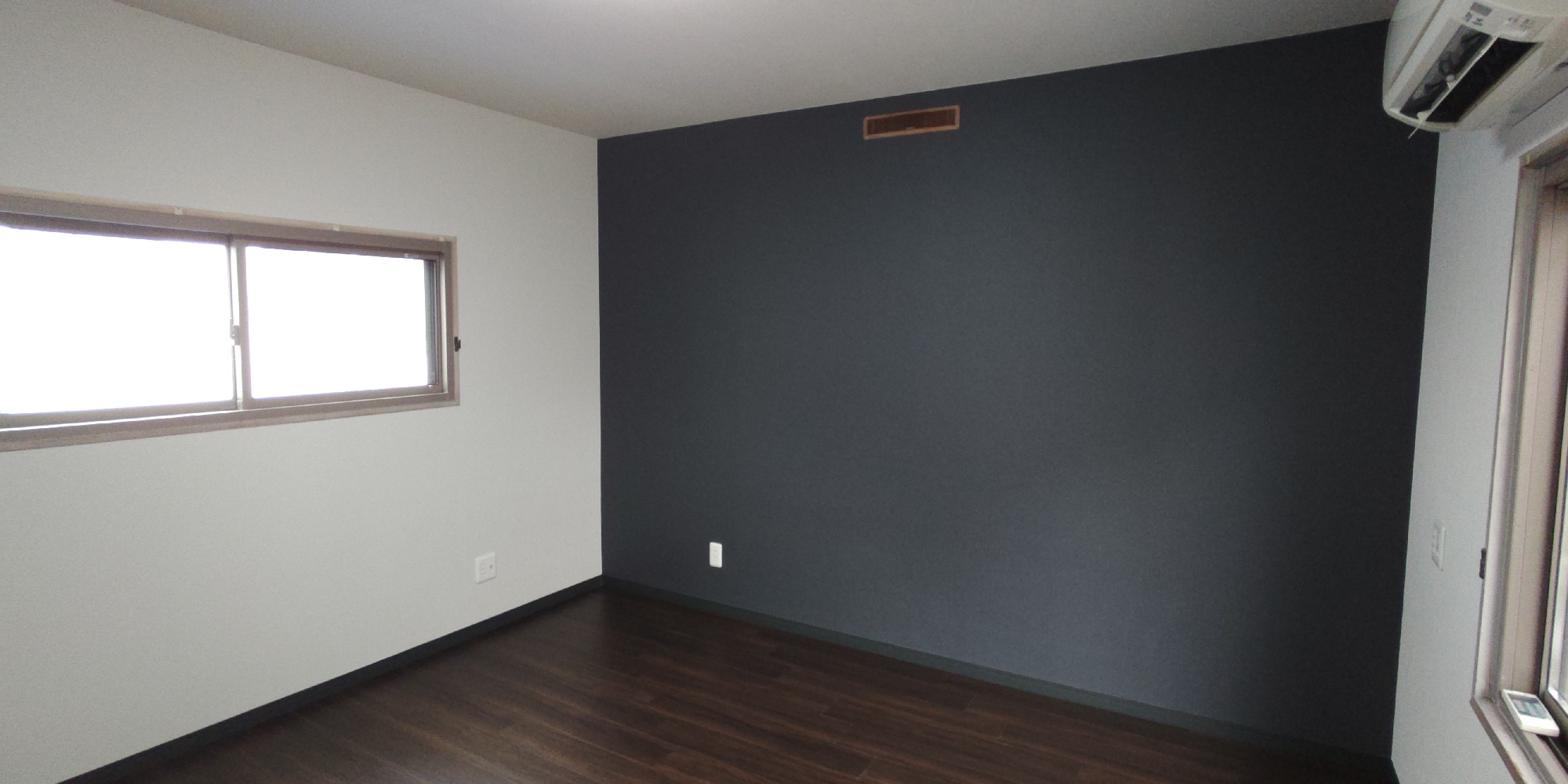 アフター：壁は一面だけ色を変えました。