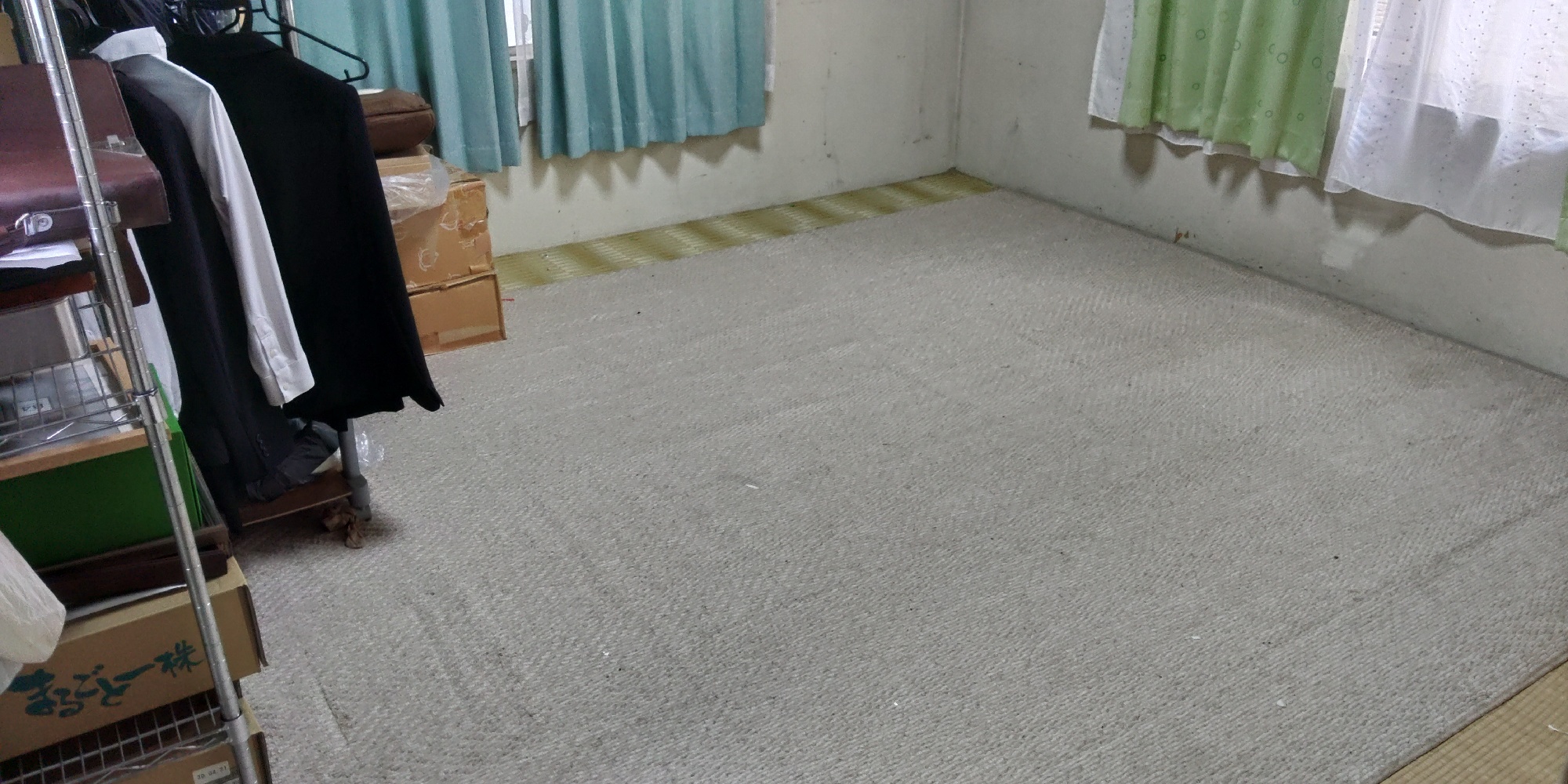 ビフォアー：畳の上にカーペットを敷いていました