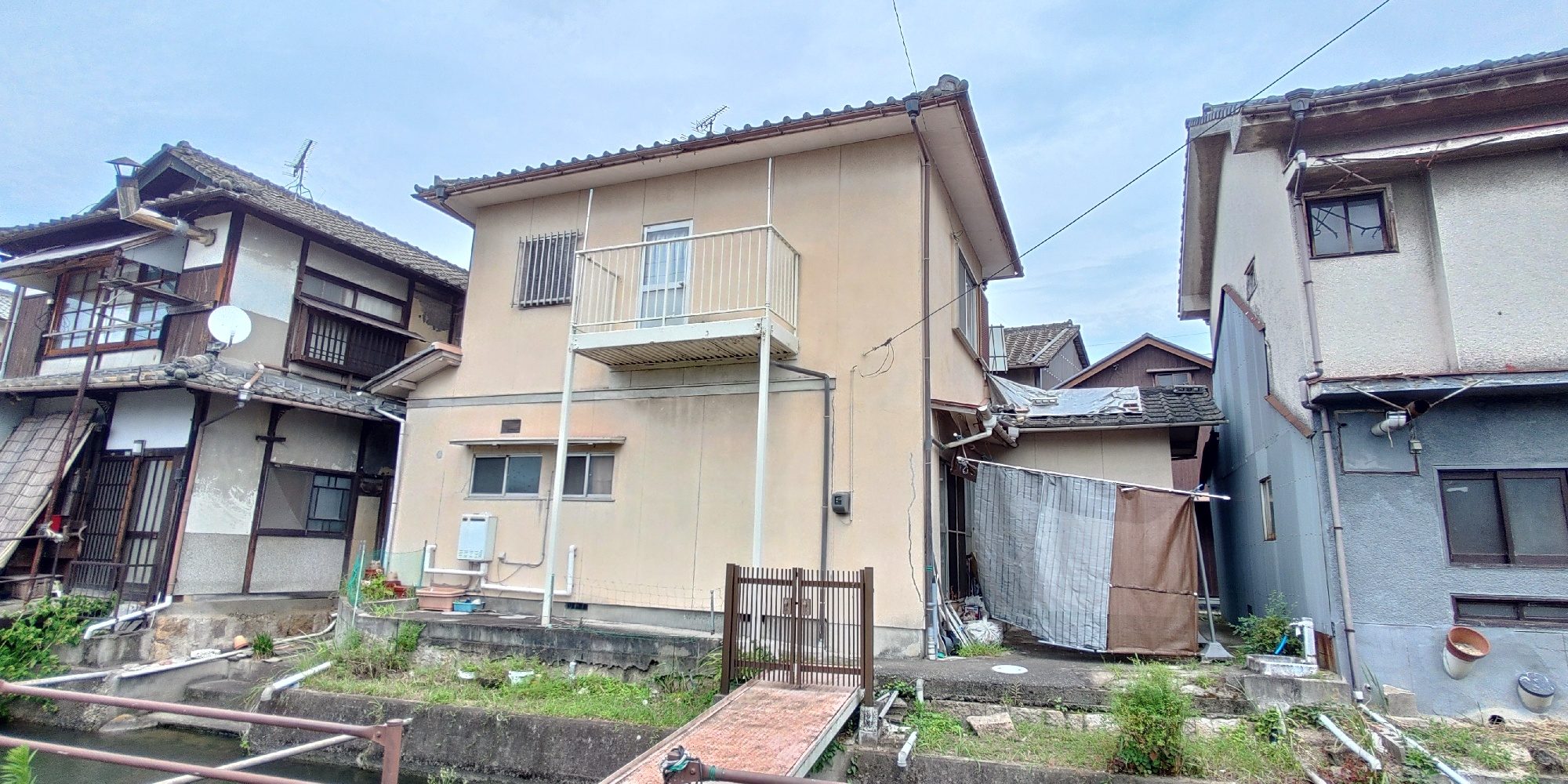 ビフォアー：バルコニーが古くなったので撤去します