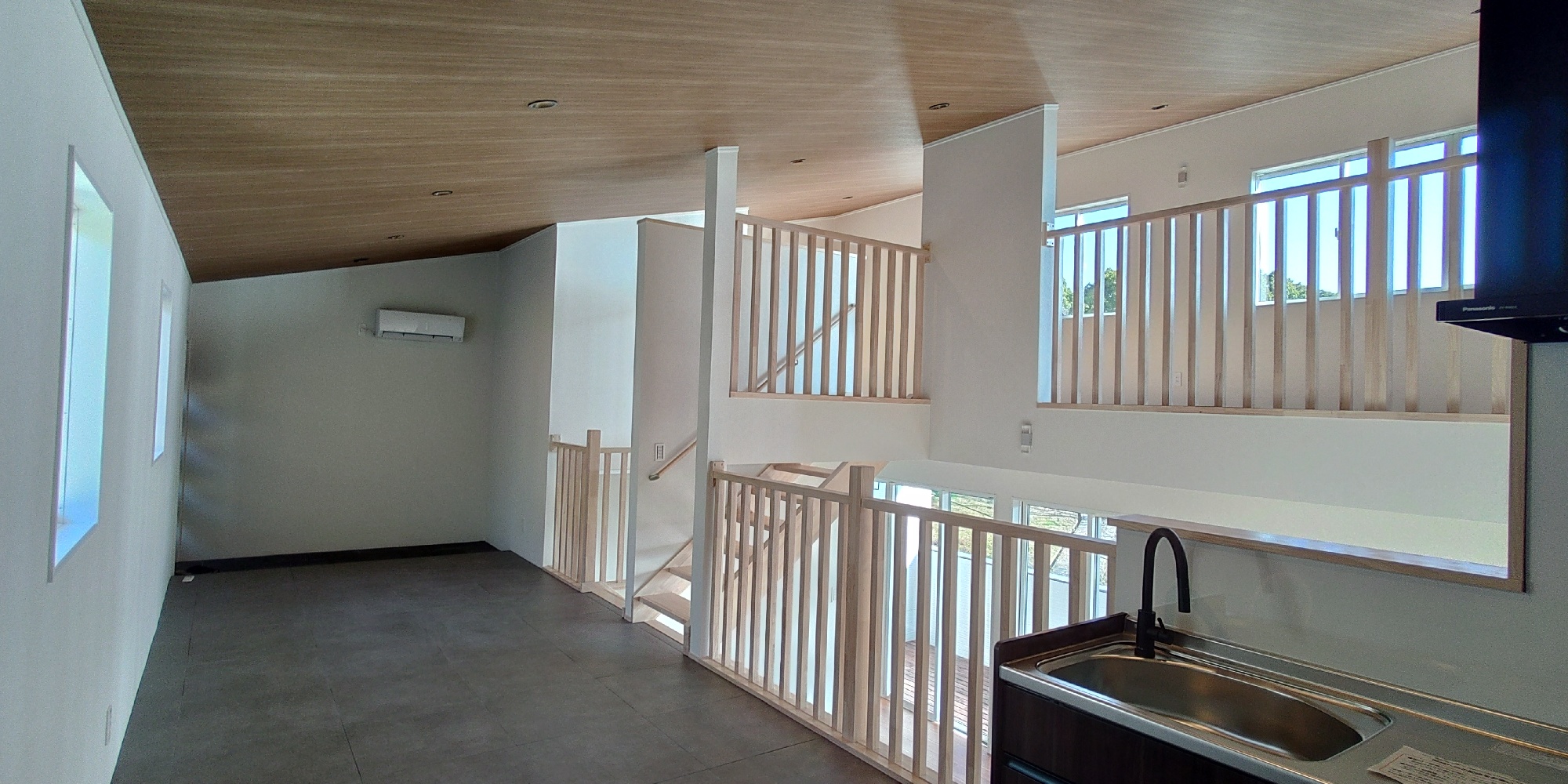 斜面の高低差を生かした三層建物