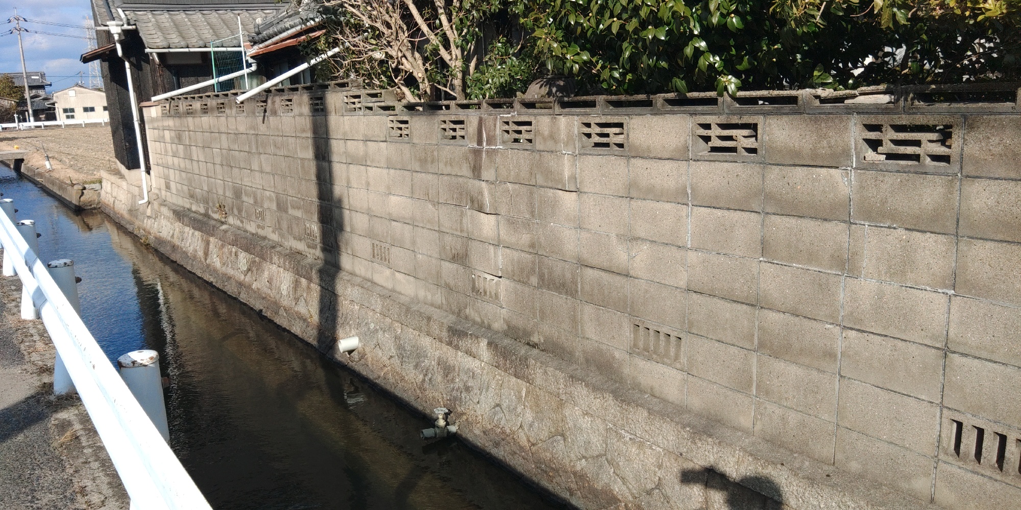 ビフォワー：コンクリートブロック塀の劣化