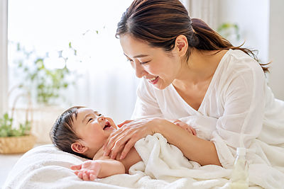 赤ちゃんとのスキンシップは「愛着形成」にどう関係する？家庭でできるタッチケアの大切さ