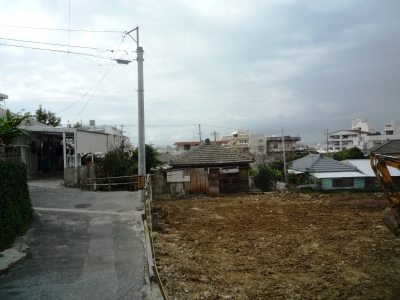 道路と高低差のある敷地