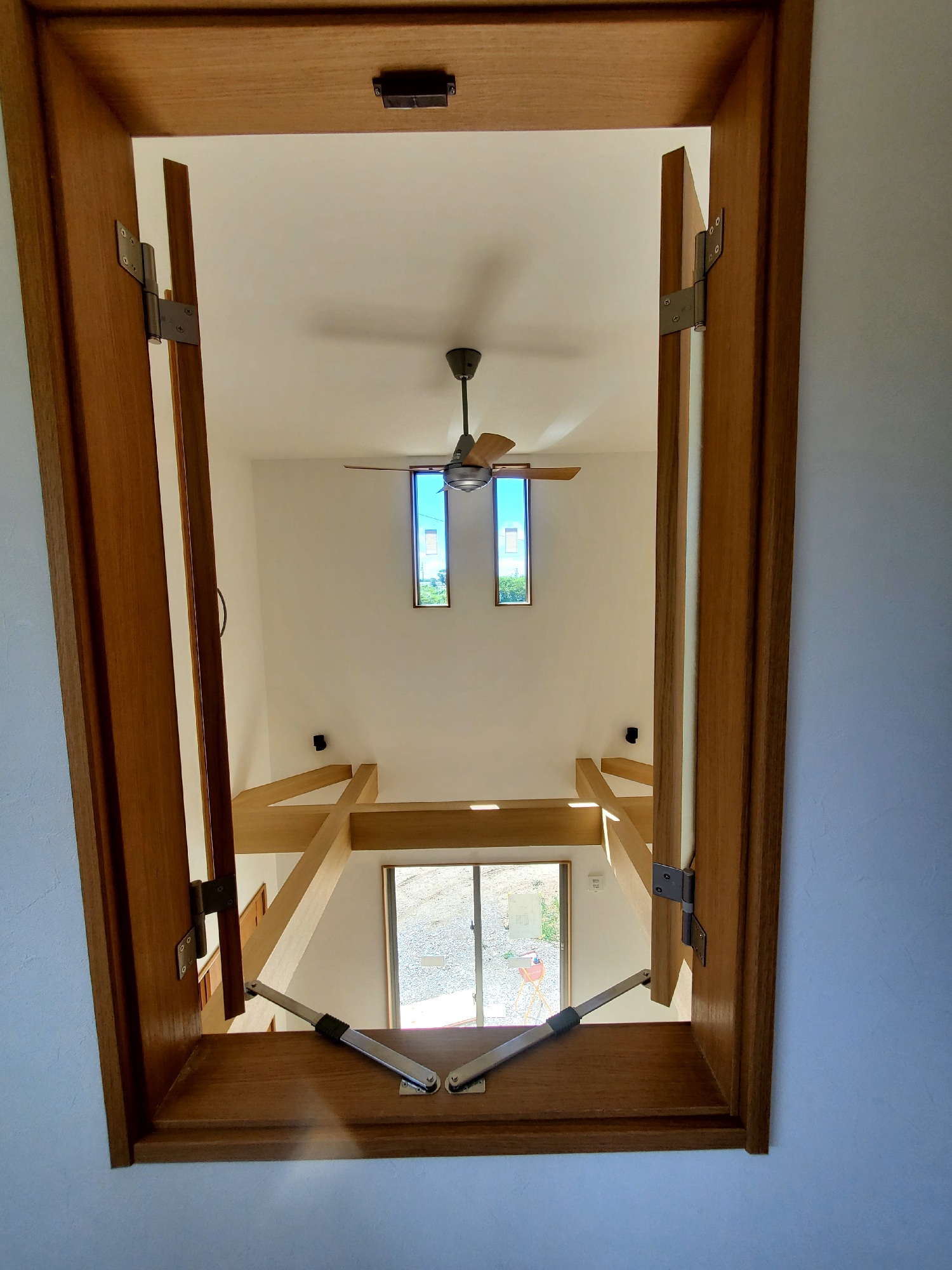 吹抜け上部室内窓