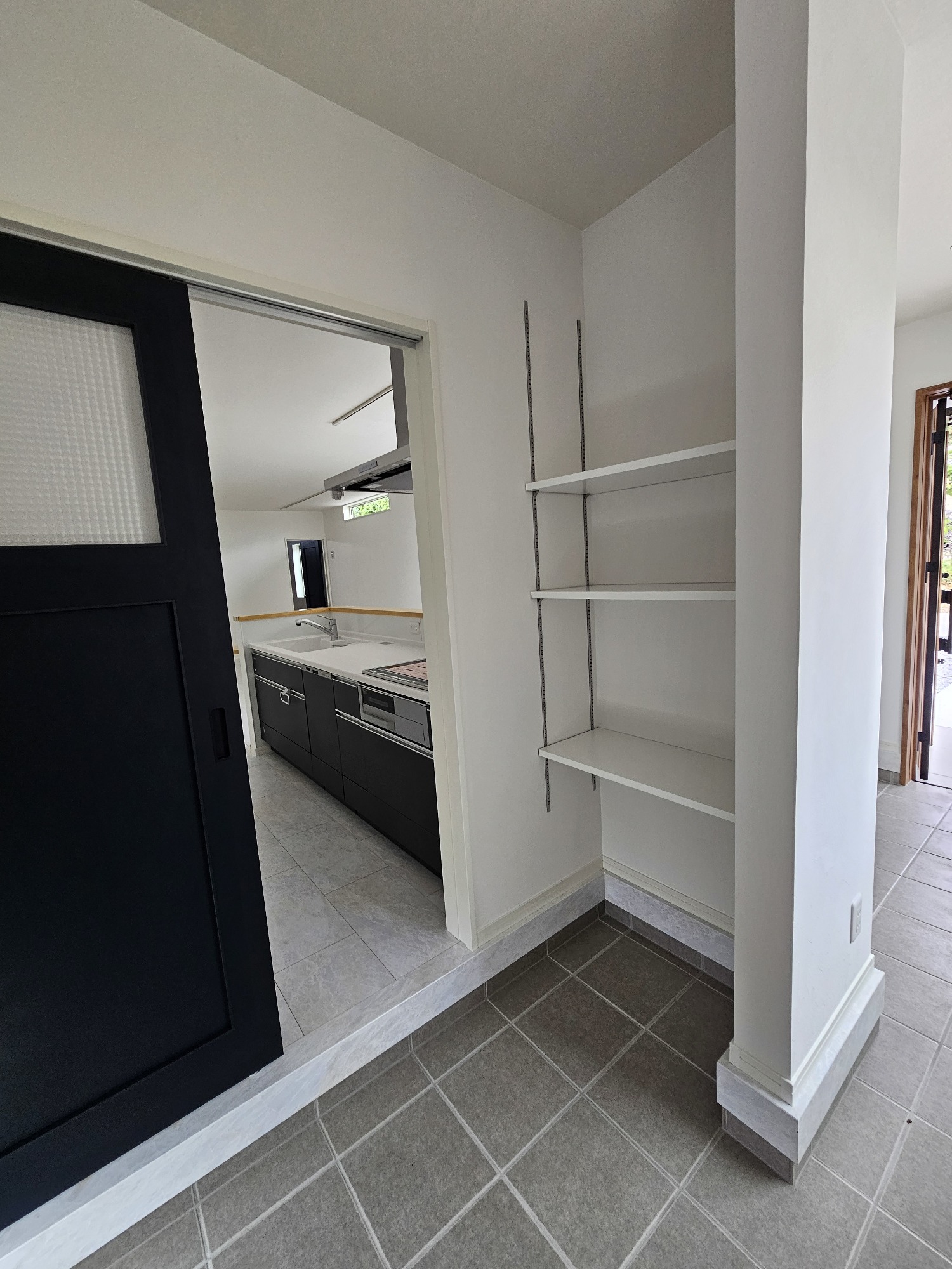 玄関から直接アクセスできるキッチン