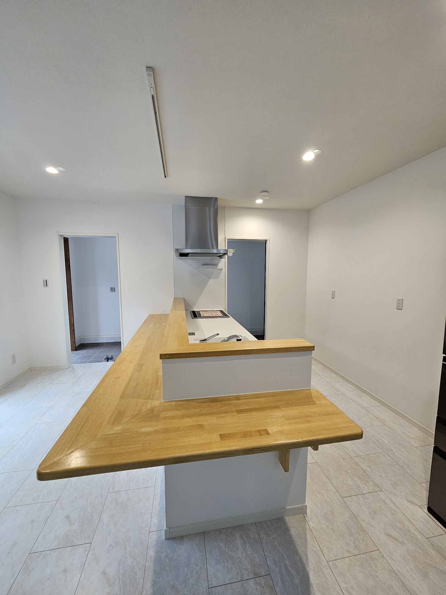 大きいカウンターのついたキッチン