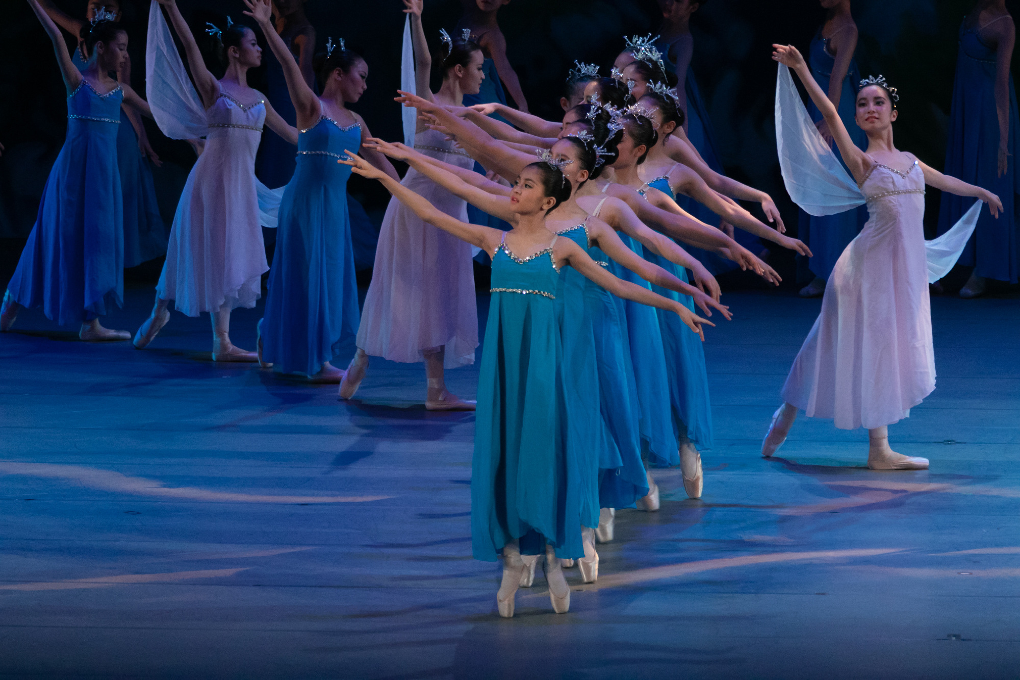 発表会で南条先生の創作バレエ「宇宙」を踊る