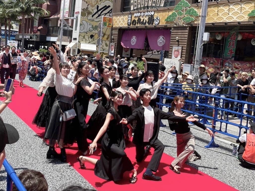 沖縄映画祭レッドカーペットを南条バレエ生徒が歩く