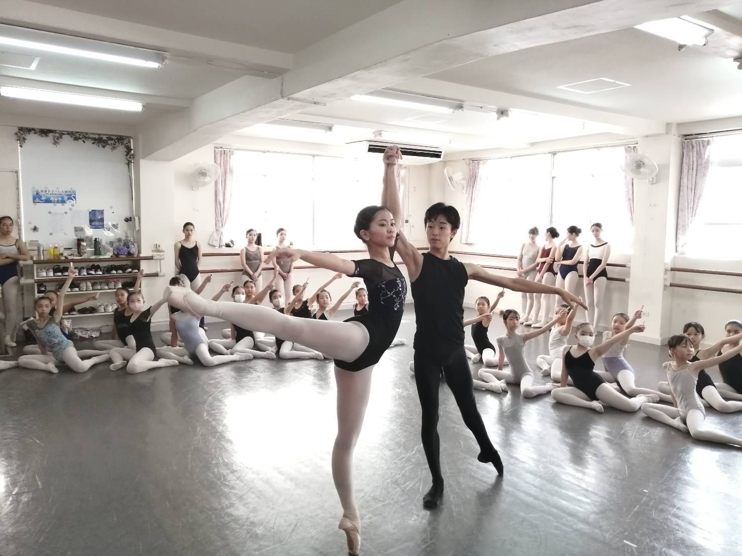 教室で発表会のリハーサルを。