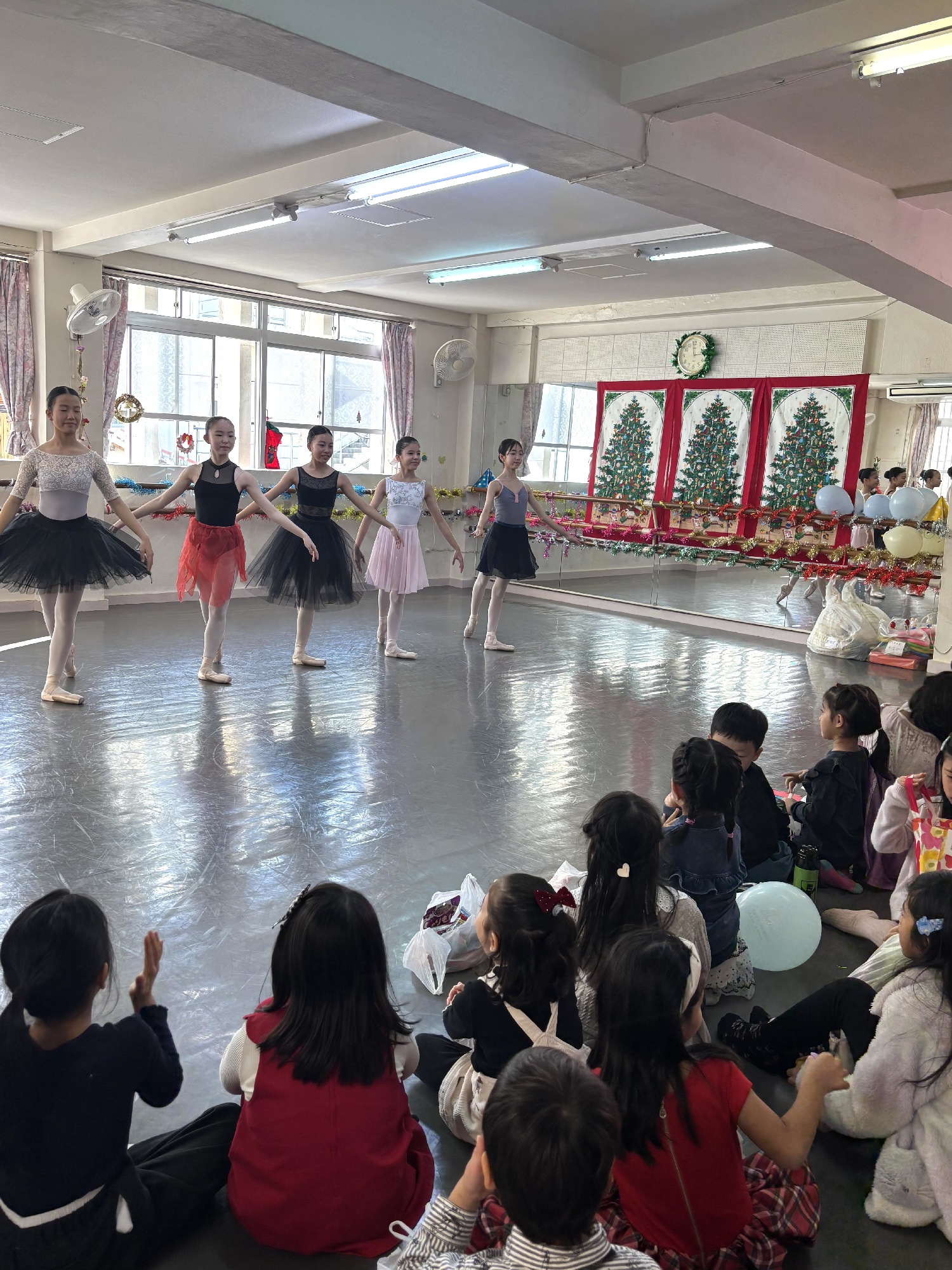 バレエ教室のお姉ちゃんたちの踊りを鑑賞