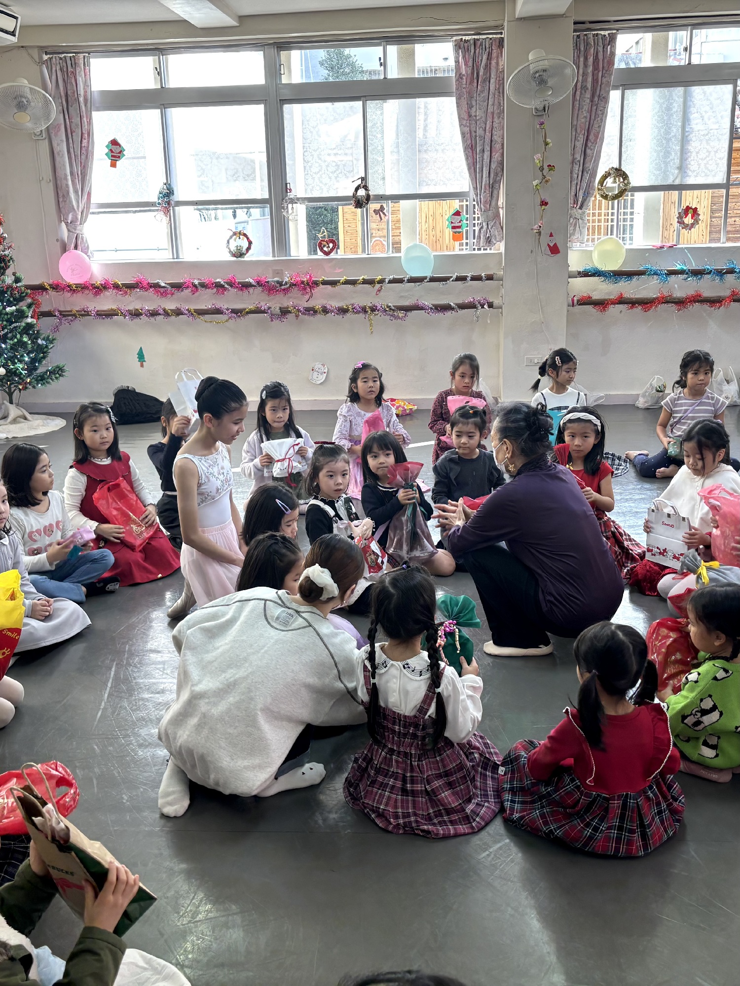 沖縄のバレエ教室のお楽しみ会です。プレゼント交換