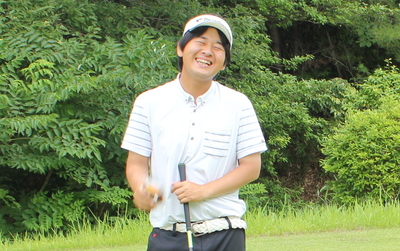 ゴルフを楽しむ松井君