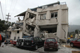 現行法規では建物は震度６強で倒壊する。