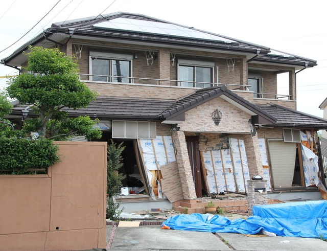 熊本地震で倒壊した建物