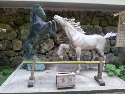 貴船神社の絵馬の像。