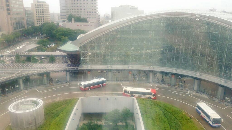 金沢駅　雨のバスロータリー