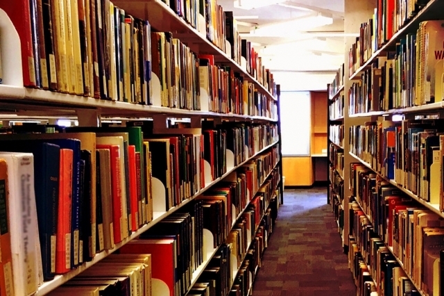 大学図書館風景