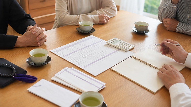 5218497 葬儀費用は兄弟でどう分けるべき?揉めないための分担方法を解説 5218497 葬儀費用は兄弟でどう分けるべき?揉めないための分担方法を解説