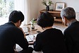 家族葬で親族にどこまで知らせる?呼ぶ人・知らせる人・事後報告の考え方