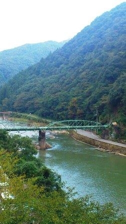 武田尾駅のホームから武庫川を臨む