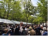 大学 春の学祭の賑わい