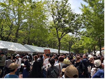 大学 春の学祭の賑わい