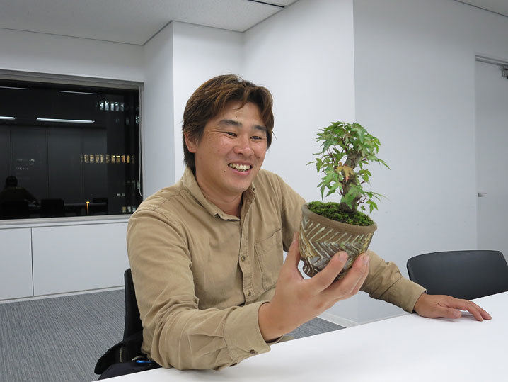 植物を見つめる浦部陽平さん