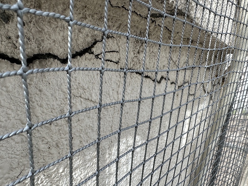 百人町ひび割れ