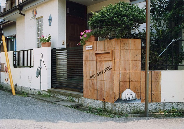 玄関でお出迎えする愛らしい犬の壁画