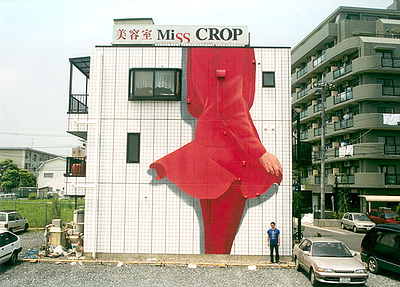 不利な立地を巨大壁画で新たな集客につなげた美容室。そのアイデアとしかけとは？