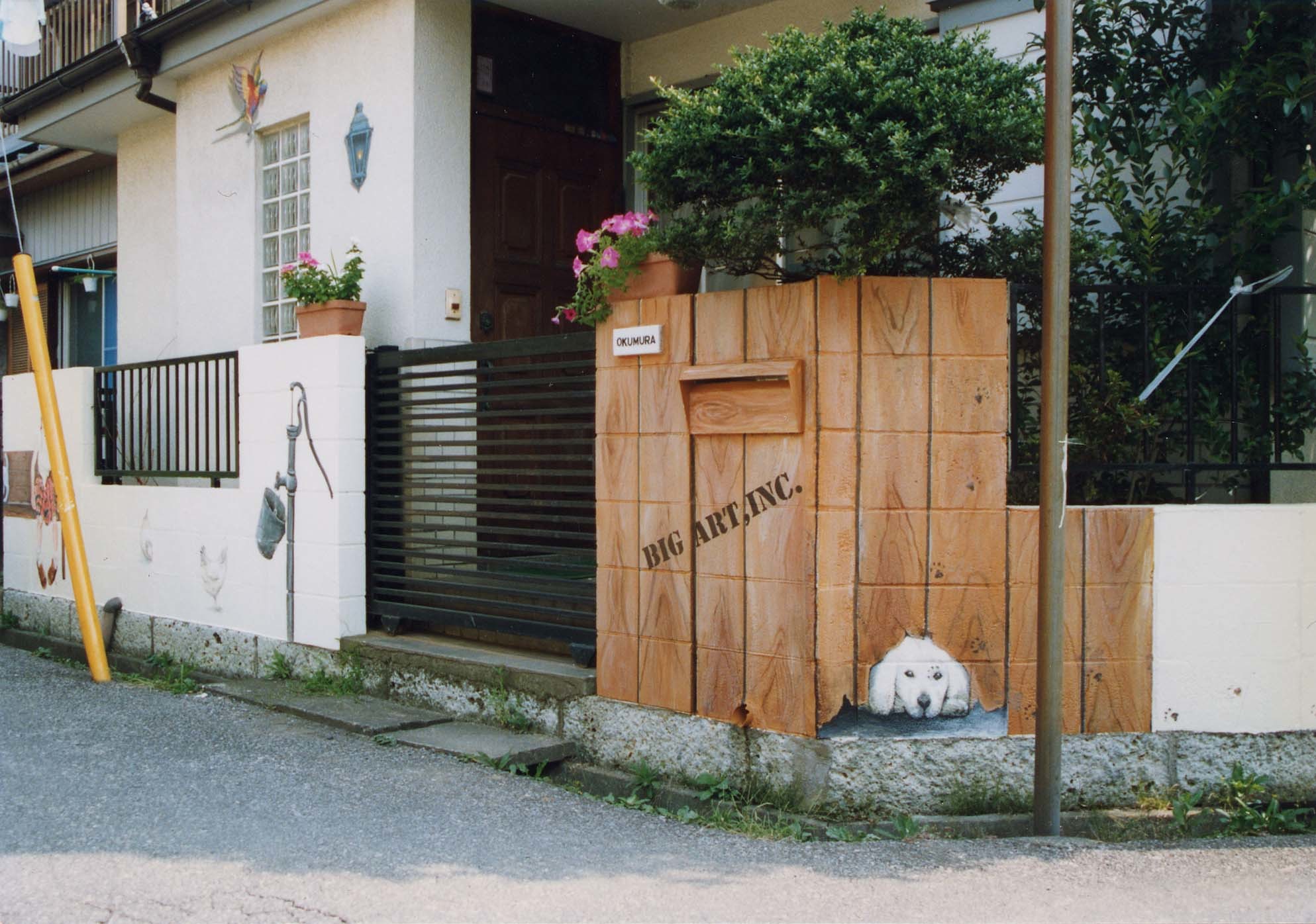 玄関でお出迎えする愛らしい犬の壁画