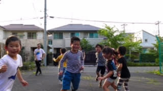 グラウンドを走る子供たち