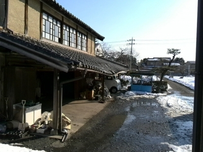 瓦屋根の軒先が壊れる