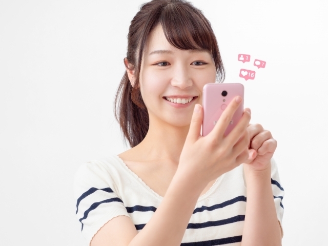 交際相手にLINEで連絡する女性