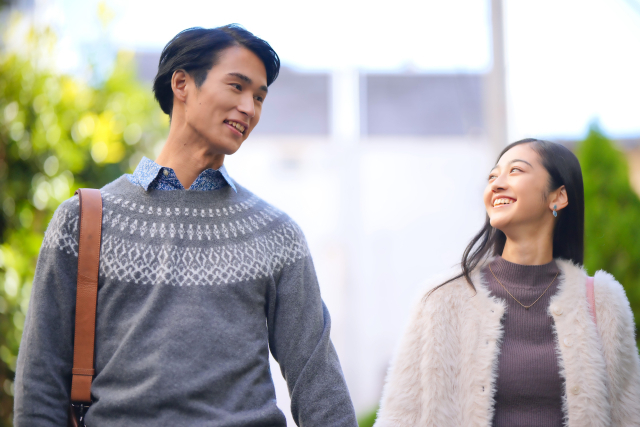 手を繋ぐカップル