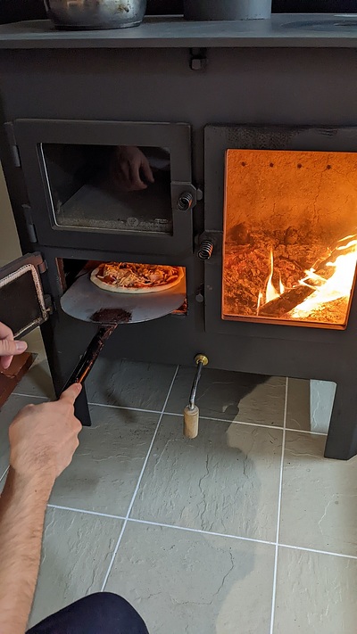 薪ストーブでピザを焼く