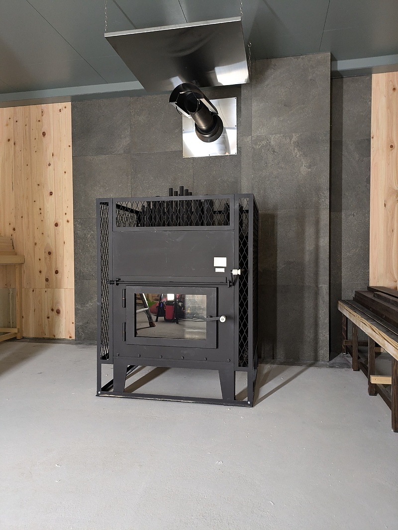 毎日サウナ越谷店で煙突工事