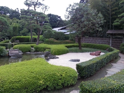 日本庭園が見える展示会場